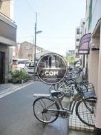 玄関前の通り