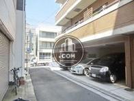 背面通り奥からの景観