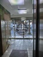 エレベーター内部から見たエントランス