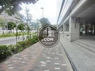 前面に幅の広い歩道があります