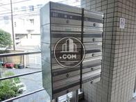 玄関部分にポストがあります
