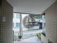 玄関から外を見た様子