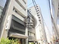 近隣は例層ビルが立ち並びます