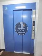 鮮やかなブルーで仕上げたエレベーター扉