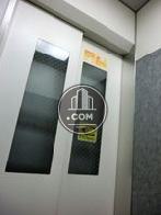 小窓のあるエレベーター内