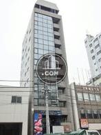 渋い石目とガラス壁が素敵な外観
