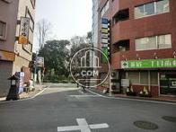 すぐ近くに新宿御苑があります