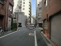 建物を出て右にすぐ十字路があります