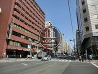 新宿通りに面しています