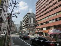 交通量の多い新宿通りです