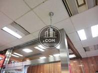 防犯カメラが入口を撮影しています