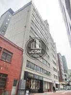 隣接する建物は1面のみです