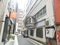 背面通り奥からのアングル