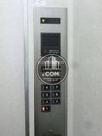 エレベーター内の操作パネル