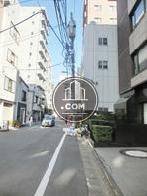 大小のビルが立ち並ぶ通り