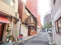 背面通り奥からの景観
