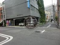 十字路の角地にあります