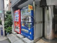 玄関前に自動販売機があります