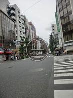 真っ直ぐ行くと新宿駅です