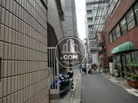 近くには飲食店やコンビニもたくさんあり便利ですね