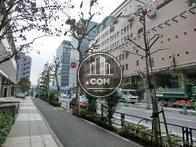 日比谷通りに面しています