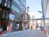 馬喰横山駅の出入り口に隣接します