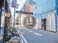 繁華街エリアに面した玄関前