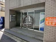 玄関は正面左手にあります