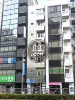 スリムながら存在感のある建物
