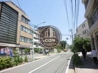 明治通りから一本入った道路です