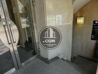 地下フロアへの階段です