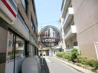 細い路地にも面しています