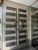 大きな金属製の扉です