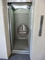 天井が丸みを帯びたカゴ内