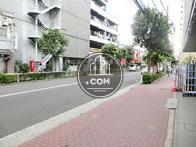 街路樹の点在する玄関前歩道