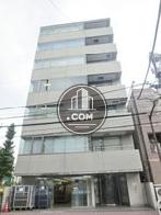 壁面の角までガラス張りで構成された見通しの良いオフィス