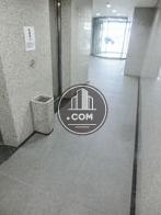エントランス内の床面をマットな質感の石材で構築しています