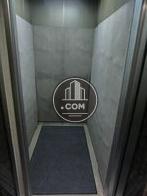少し縦に長いエレベーターです