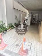車をバックで入れての荷降ろし作業等を行い易い空間です