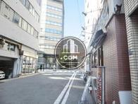 玄関前の静かな通りです