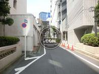建物後方の路地の様子