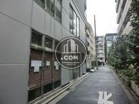 正面玄関側の細道