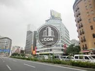 ガラス面の多い建物です