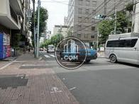 所々に緑がありきれいな通りになっています