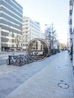 幅広い歩道沿いに面しています