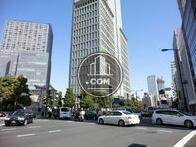 車通りの活発な通り