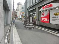 側面は細い路地となっています