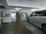 エントランス奥にエレベーターホール入口がございます