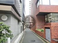建物前の路地の様子