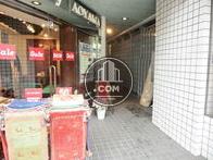 店舗の右側がエレベータまでの通路となっています